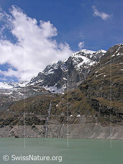 Foto: Fluchthorn von NE.
Der Gipfel des Strahlhorns wird von Wolken verdeckt.
Im Vodergrund der Stausee Mattmark.