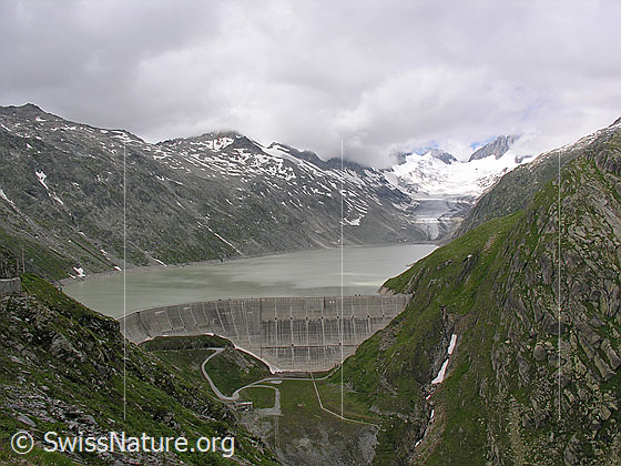Foto: Blick auf die Staumauer und den Stausee Oberaar sowie das Einzugsgebiet des Sees.
Der Oberaarsee ist Teil eines Speicherkraftwerks.