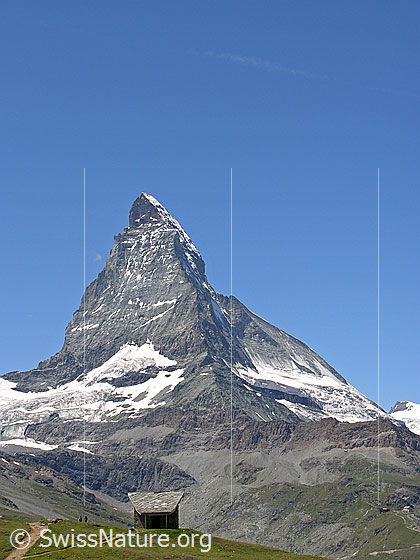 Foto: Matterhorn. In der Mitte der Hörnligrat, rechts der Zmuttgrat (inkl. Zmuttnase).
Am Fuss des Matterhorns links der Furggletscher, rechts der Matterhorngletscher.