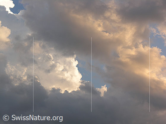 Foto: Quellwolken über dem Binntal.