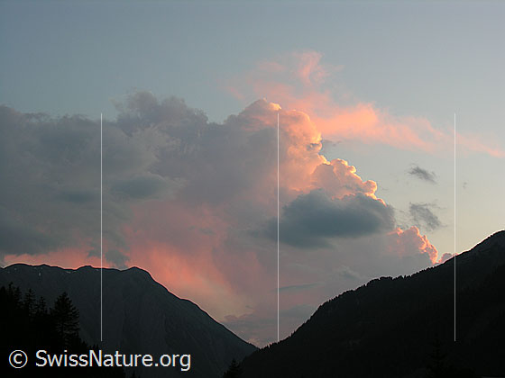 Foto: Quellwolken über dem Binntal.