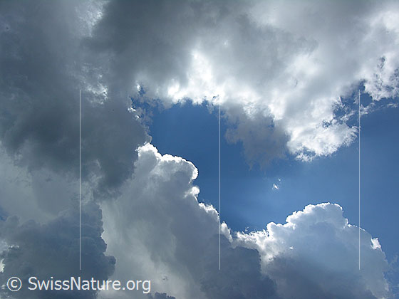 Foto: Quellwolken über dem Binntal.