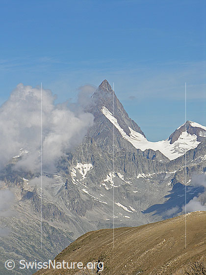Foto: Finsteraarhorn von Süden. Rechts das Studerhorn. Quelwolken stauen sich am Gipfel.