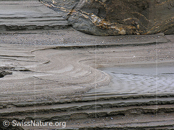 Foto: Sandablagerung am Ufer. Durch stufenweisen Rückgang des Wasserstandes haben sich im Sand interssante Formen und Strukturen gebildet.