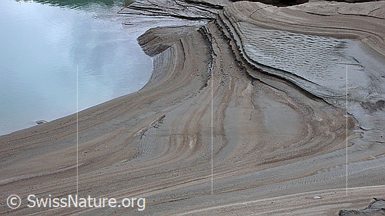 Foto: Sandablagerung am Ufer eines Gletschersees. Der Seespiegel hat sich schrittweise um mehrere Meter abgesenkt und diese interessanten Strukturen im Sand hinterlassen.