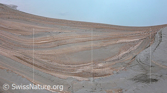 Foto: Sandablagerung am Ufer eines Gletschersees. Der Seespiegel hat sich schrittweise um mehrere Meter abgesenkt und diese interessanten Zeichnungen im Sand hinterlassen.