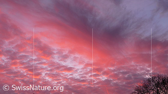 Foto: Bewölkter Himmel mit starkem Abendrot.