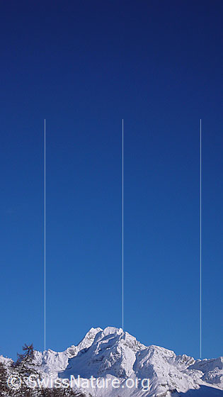 Foto: Ofenhorn mit Neuschnee. Darüber blauer Himmel.