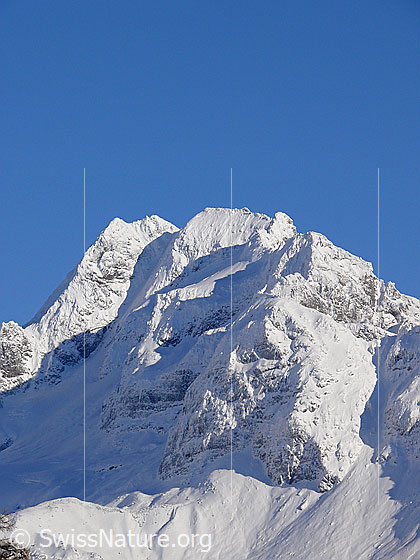Foto: Ofenhorn mit Licht und Schatten in den schneebedeckten Flanken.