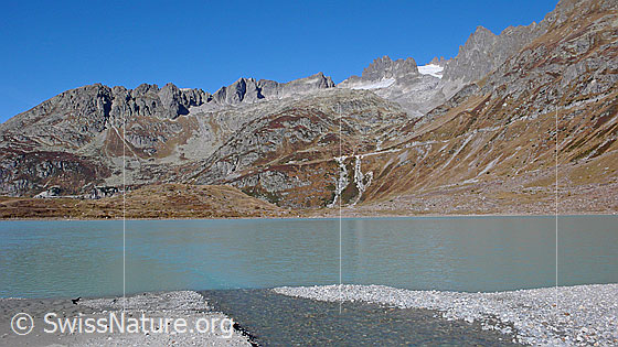 Foto: Einmündung Bergbach in Bergsee. Blick von der Schwemmlandschaft mit Sand und Kiesablagerungen über den Steinsee zu den Fünffingerstöck.