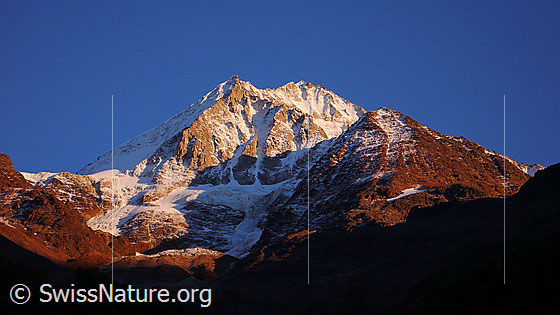 Foto: Abendlicht auf Bietschhorn, Birchgletscher und Klein Nesthorn.
Links das Baltschiederjoch.