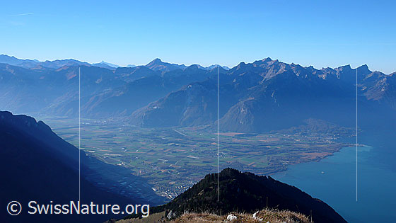 Foto: Tiefblick vom Rochers de Naye auf das Rhônedelta, Villeneuve und das Ufer des Genfersees. Im Hintergrund sind die Gipfel Mont de Grange, Cornettes de Bise und Dent d
