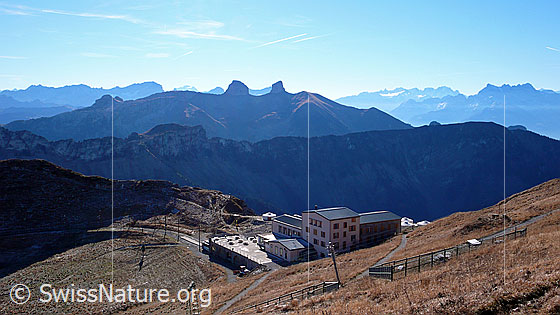 Foto: Bergstation Rochers de Naye und Ausblick auf Tour de Famelon, Tour de Mayen, Tour d