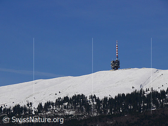 Foto: Antenne auf dem Gipfel des schneebedeckten Chasseral.
