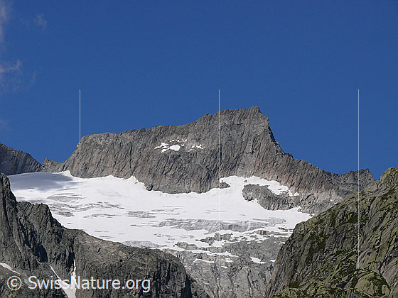 Foto: Gross Diamantstock und Bächligletscher.
Links die Obri Bächli-Licken. Von links führt der Südwestgrat (Teil der Normalroute) auf den Gipfel. Von rechts steigt der Ostgrat (Bekannte und beliebte Kletterroute) zum Gipfel hoch.