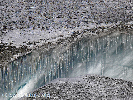 Foto: Eiszapfen im Gletschereis.