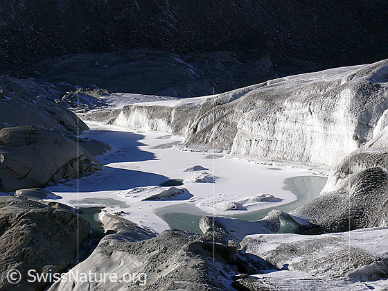 Foto: Licht und Schatten am zugefrorenen Gletschersee an der Gletscherzunge des Rhonegletschers.