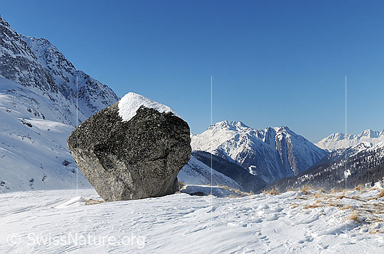Foto: Kultstein bei Blatt und Aussicht auf Bättlihorn und Breithorn.