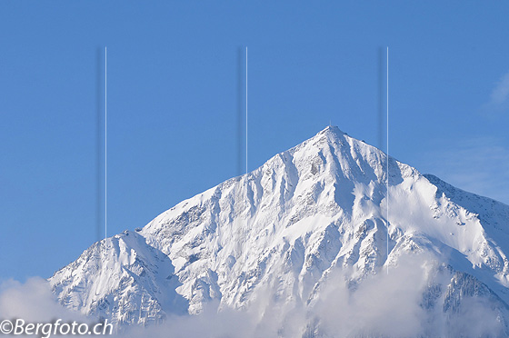 Foto: Weisser Berggipfel.
Gipfel des Niesen mit Schnee.