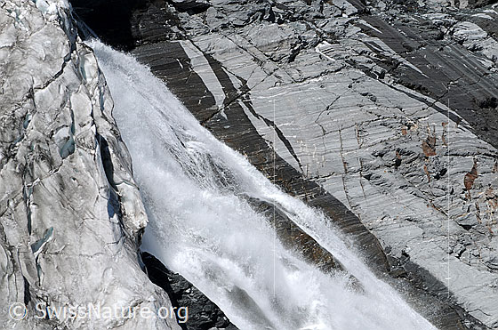 Foto: Gletschertor Allalingletscher. Grosse Wassermassen stürzen in die Tiefe.
