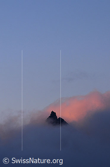 Foto: Bergspitze und Wolkenstimmung mit Morgenrot.