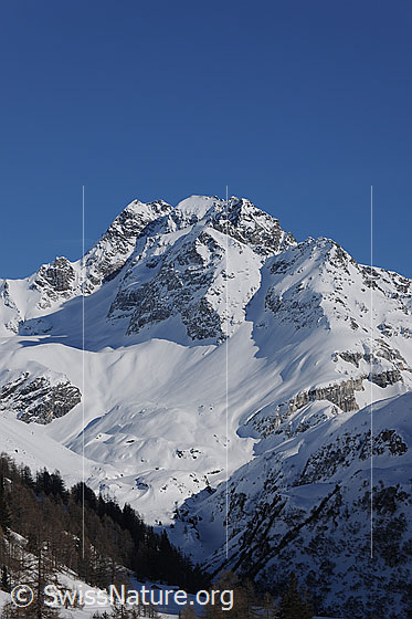 Foto: Markanter Berg mit Schnee.
Ofenhorn, Binntal, im Winter.