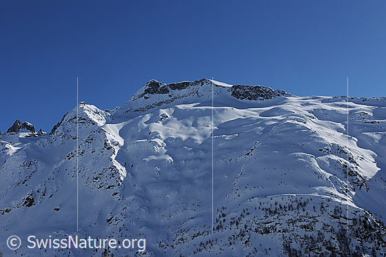 Foto: Schinhörner (Kleines Schinhorn, Chollerhorn, Grosses Schinhorn, Unters Schinhorn) mit Licht und Schatten in der verschneiten Nordflanke.