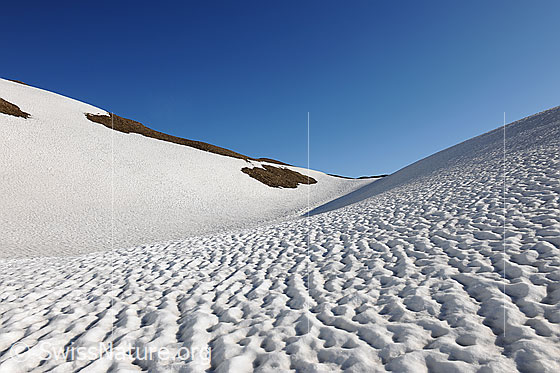 Foto: Strukturen auf der Schneeoberfläche in den sanften Geländeformen eines Hochtals.