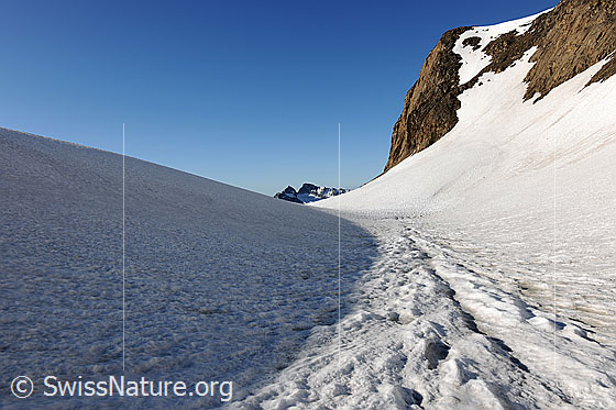 Foto: Schneebedecktes Hochtal mit Licht und Schatten.
