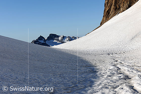 Foto: Licht und Schatten auf einer Schneefläche am Ausgang eines Hochtals mit Ausblick auf Kleines Schinhorn und Grosses Schinhorn.