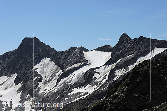Foto: Stotzig Muttenhorn, Chli Muttenhorn und Pt. 3024.
Zwischen Chli Muttenhorn und Pt. 3024 der Chli Muttenhorngletscher.
