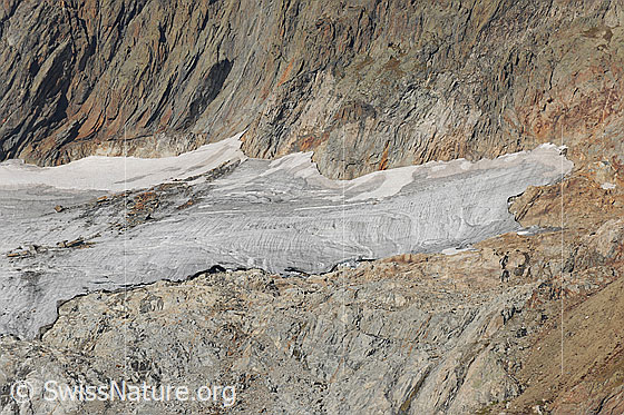 Foto: Spuren eines Steinschlags auf dem Gruebengletscher.