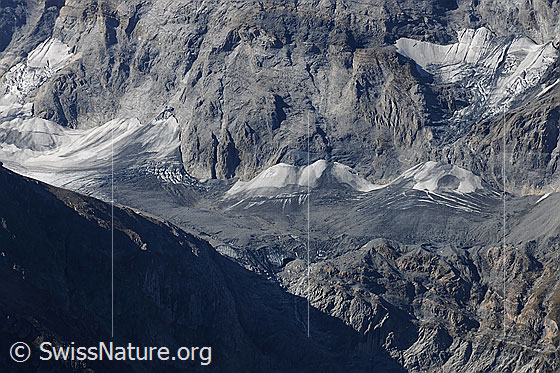Foto: Lötschegletscher. Der Gletscher ist mit viel Geröll bedeckt (= Obermoräne), welches aus der darüber liegenden Ostwand des Balmhorn herunter gestürzt ist.
