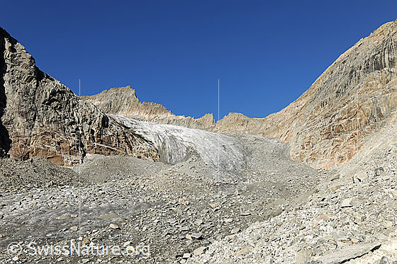 Foto: Gross Diamantstock und Bächligletscher. Die Gletscherzunge ist mit Gesteinsschutt bedeckt.