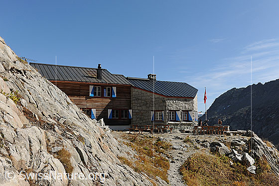 Foto: Bächlitalhütte mit Terrasse.