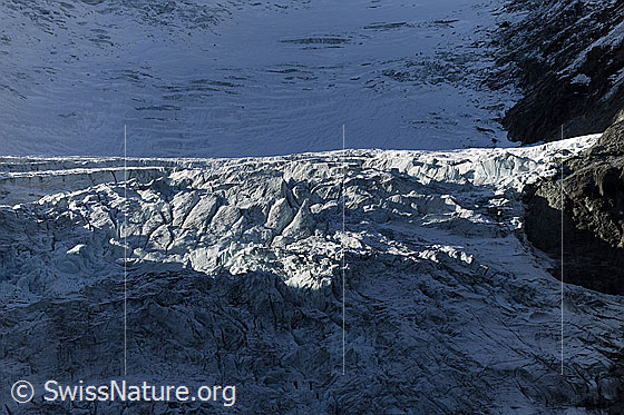 Foto: Gletscherabbruch im Turtmanngletscher mit Licht und Schatten.