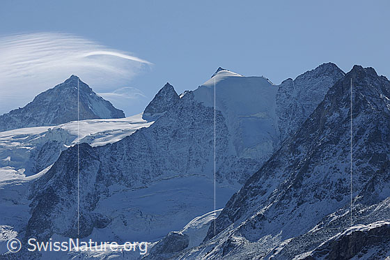 Foto: Dent Blanche und Pointes de Mourti. Über der Dent Blanche liegt eine Föhnwolke. Davor sind Glacier de Moiry, Pointe de Bricola, Pointes de Mourti und Glacier Point de Mourti zu sehen.