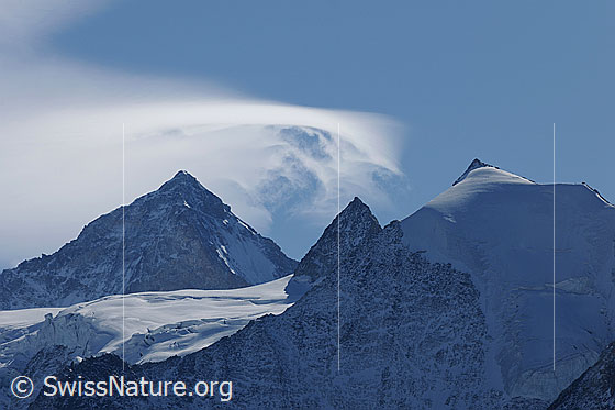 Foto: Dent Blanche, Pointe de Bricola und Pointes de Mourti. Über der Dent Blanche dehnt sich eine Föhnwolke aus. Gletscher: Glacier de Moiry und Glacier Pointes de Mourti mit Hängegletscher.