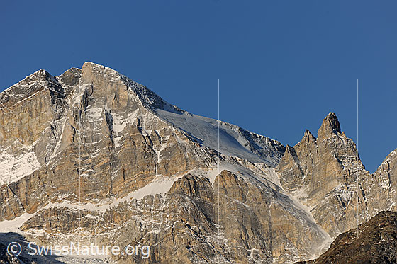 Foto: Üssers Barrhorn und Gässispitz als markanter Felsturm.
Gletscher: Pipjigletscher