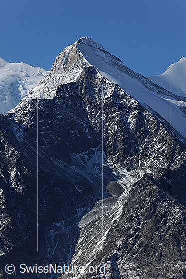 Foto: Brunegghorn und Holzgletscher. Der Gletscher ist mit Geröll bedeckt.