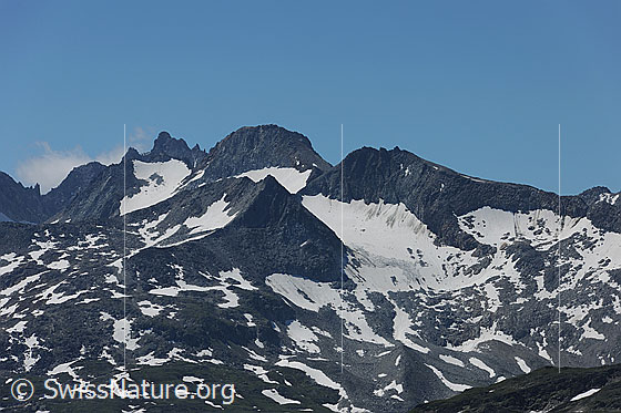 Foto: Pizzo Rotondo, Gross Leckihorn, Rottällihorn und Stellibodenhorn prägen die schroffe Berglandschaft mit Schneeresten.
Gletscher: Rottälligletscher