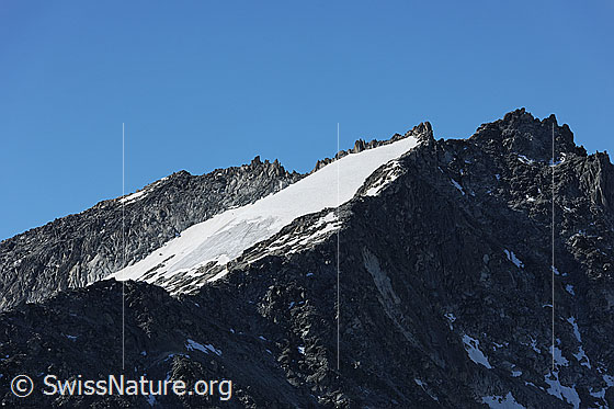 Foto: Lochberg und Lochbergfirn. Das Firnfeld liegt eingebettet in den schroffen Felsen des Lochbergs.