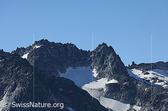 Foto: Müeterlishorn und Blauberggletscher. Das Müeterlishorn weist einen schroffen Gipfelgrat auf.
