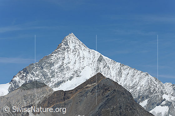 Foto: Weisshorn und Mettelhorn. 
Links das Schalijoch und der Schaligrat, rechts der E-Grat (Normalroute).