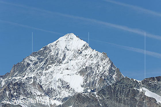 Foto: Dent Blanche, Portrait der Bergpyramide. 
Rechts vom Gipfel: ENE-Grat (Ostnordost-Grat, Viereselsgrat) 
Links vom Gipfel: S-Grat (Südgrat, Normalroute)