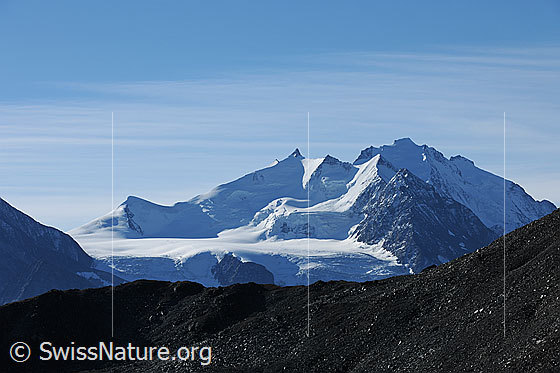 Foto: Mischabelgruppe.
Im Aufstieg zum Augstbordhorn. 
Blick zur Mischabelgruppe mit Ulrichshorn, Nadelhorn, Stecknadelhorn, Hohberghorn, Dürrenhorn und Dom.
Gletscher: Riedgletscher