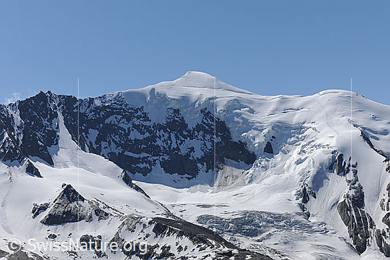 Foto: Weissmies und Triftgletscher mit Gletscherabbrüchen. 
Im Vordergrund die Bergstation Hohsaas.