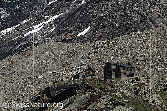 Foto: Weissmies-Hütte mit Moräne im Hintergrund.