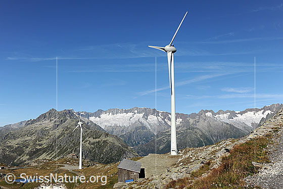 Foto: Windpark in den Schweizer Alpen.
Windkraftanlage Gütsch, Andermatt, mit Dammastock im Hintergrund.