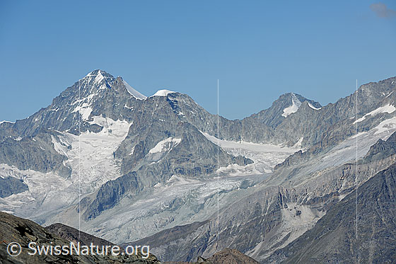 Foto: Dent Blanche, Ober Gabelhorn, Wellenkuppe und Grand Cornier.
Rechts vom Grand Cornier ist das Trifthorn zu sehen.
Gletscher: Gabelhorngletscher (links), Triftgletscher (Mitte) und Rothorngletscher (rechts).